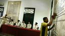 Petugas membersihkan ruangan diorama di Museum Sumpah Pemuda, Jakarta, Selasa (23/10). Terdiri atas 8 ruangan, sejarah pergerakan pemuda Indonesia dipaparkan secara lengkap lewat dinding-dinding yang dipenuhi naskah informatif. (Merdeka.com/Imam Buhori)