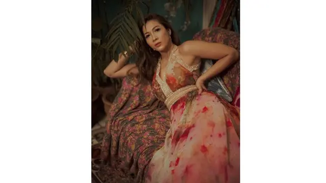 Biasa Natural, Ini 6 Potret Andrea Dian dengan Makeup Tebal