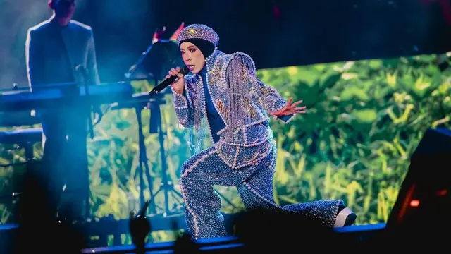 Profil Melly Goeslaw yang Nyanyi Lagu Gantung dengan Lirik Anggaran saat Rapat di Komisi X. (instagram/melly_goeslaw)