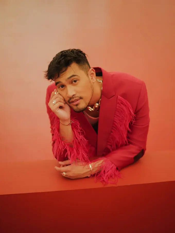 Kolaborasi Apik Fashion dan Musik, Moral Suguhkan Busana Kontemporer di Single Terbaru Adrian Khalif