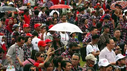 Pendukung Ahok - Djarot saat menyaksikan para musisi bernyanyi pada konser gue 2 di Jakarta, Sabtu (4/2). Sejumlah musisi papan atas Indonesia mendukung pasangan calon nomer 2 Ahok - Djarot pada Pilkada DKI Jakarta. (Liputan6.com/Johan Tallo)
