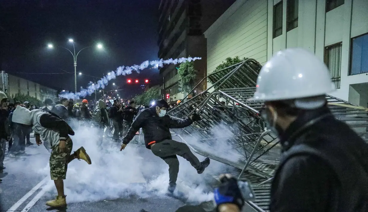 Pengunjuk rasa bentrok dengan polisi anti huru hara dalam aksi demonstrasi anti-pemerintah di Lima, Peru pada 28 September 2025 waktu setempat. (CONNIE FRANCE/AFP)
