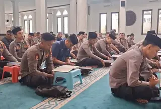 Puluhan polisi di Depok belajar mengaji. (Liputan6.com/Dicky Agung Prihanto)