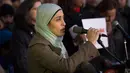 Dewan Hubungan Islam Amerika, Afaf Nasher berbicara saat melakukan aksi protes terhadap Presiden AS Donald Trump di Washington Square Park di New York, AS (25/1). (AFP/Bryan R. Smith)
