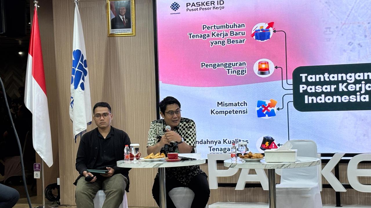 Kepala Pusat Pasar Kerja Kementerian Ketenagakerjaan Surya Lukita Warman dalam Media Briefing di kantor KarirHub Kemnaker, Jakarta, Jumat (26/9/2025). (Foto: Liputan6.com/Tira Santia)