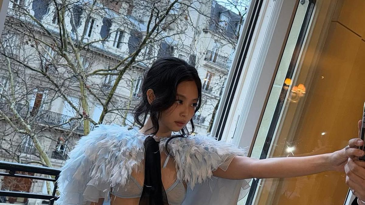 6 Gaya Jennie Blackpink dengan Sheer Bra dan Cape Dramatis di Chanel SS25 Couture Show, Akrab Bareng Kylie Jenner