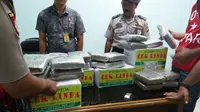 Paket ganja didalam kotak pempek Palembang disita petugas Avsec Terminal Cargo Bandara SMB II Palembang (dok.Humas Bandara SMB II Palembang / Nefri Inge)