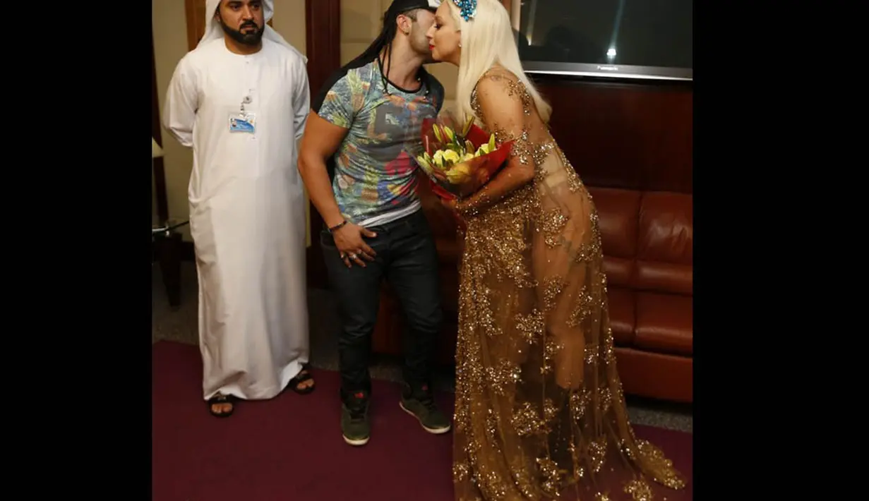 Lady Gaga juga terlihat mengakrabkan diri dengan musisi lokal yang akan berkolaborasi dengannya di tur kali ini di Dubai, (8/9/14). (AFP PHOTO/ Karim Sahib)