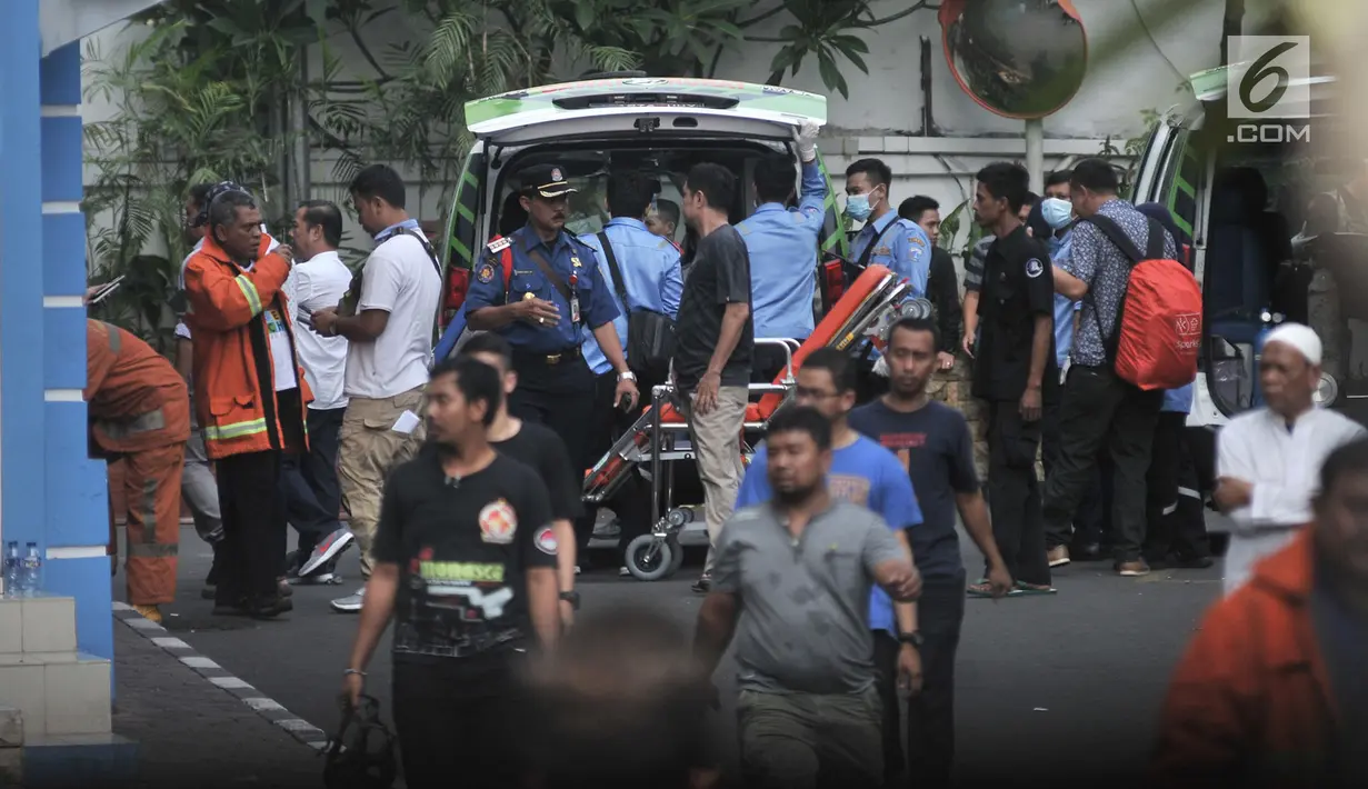 Petugas medis menyiapkan tandu pasca kebakaran di Gedung Kementerian Perhubungan, Jakarta, Minggu (8/7). Sampai saat ini Sudin Pemadam Kebakaran Jakpus  mencatat ada 20 korban selamat dalam kebakaran. (Merdeka.com/Iqbal S Nugroho)
