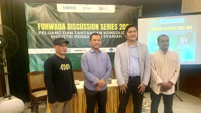 Kepala Departemen Perbankan Syariah OJK, Deden Firman Handarsyah dalam FORWADA DISCUSSION SERIES 2024  yang Mengusung Tema “Peluang dan Tantangan Konsolidasi Industri Perbankan Syariah”, Jumat (23/8/2024). (Tasha/Liputan6.com)