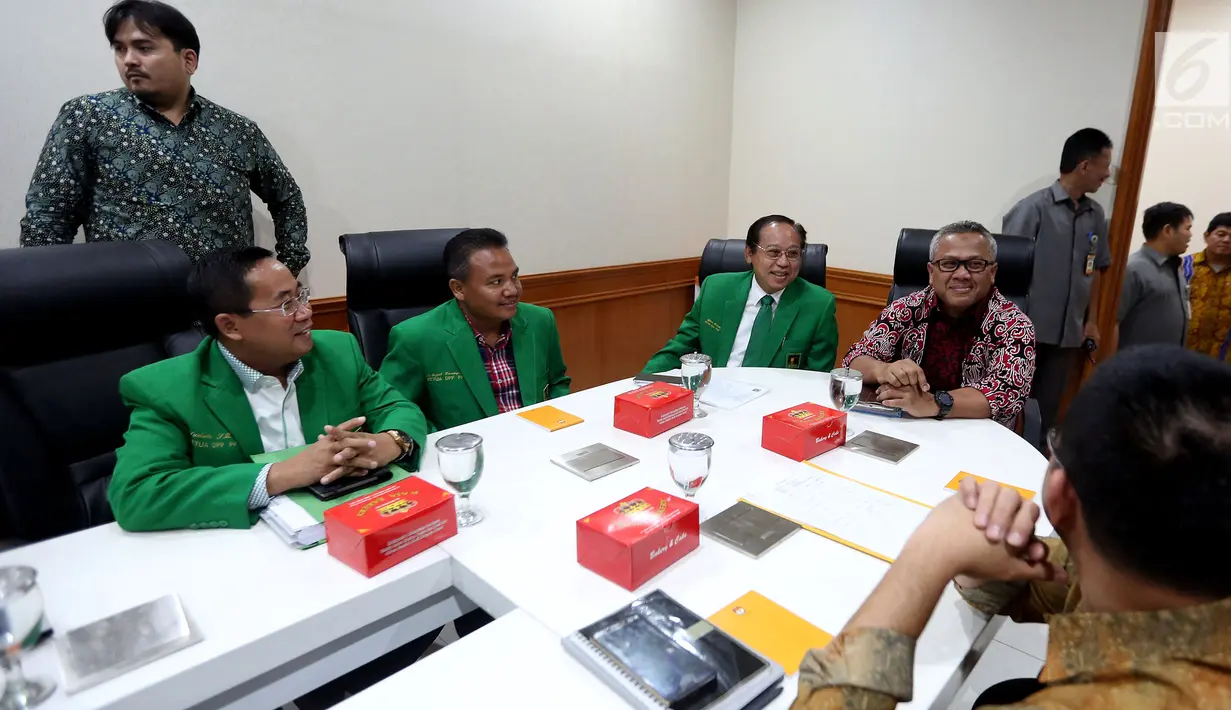 Ketua KPU, Arief Budiman menerima kunjungan Ketum PPP Muktamar Jakarta Djan Faridz dan kadernya di Gedung KPU, Jakarta, Senin (9/10). Kedatangan PPP untuk berkonsultasi terkait syarat pendaftaran Parpol peserta Pemilu 2019. (Liputan6.com/Johan Tallo)