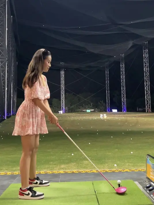 Tak hanya merayakan ulang tahun, Mayang juga mengisi kegiatannya di Bali dengan golf. Ia mengenakan mini dress lengan pump warna pink dipadukan sneakers Nike. Credit: (@mayaang.lucyaana)