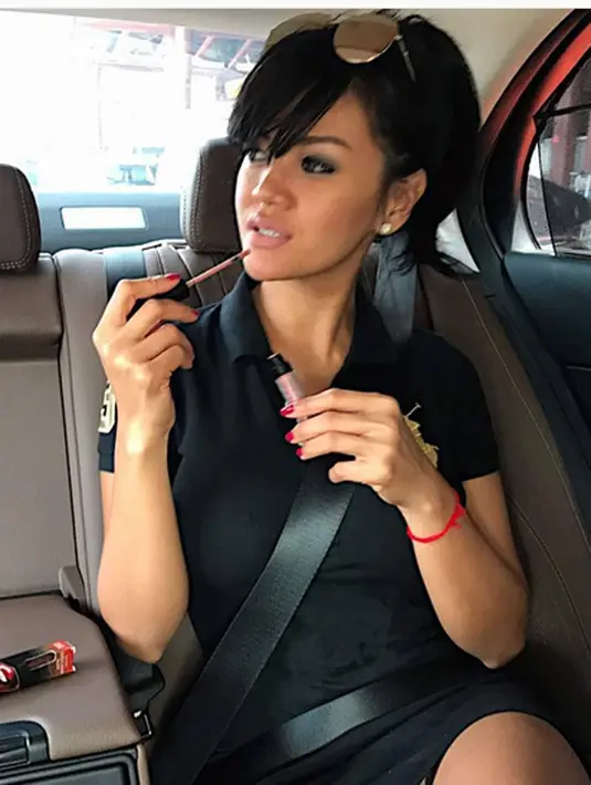 "Memang pas dulu agak sedikit berani belahannya (menunjukkan belahan dada), cuma sekarang enggak, soalnya sudah malas. Soalnya sekarang sudah makin tua," imbuh Farah Quinn sembari tertawa. (Instagram/farahquinnofficial)