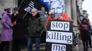 Para demonstran memegang plakat saat mereka berunjuk rasa di luar Royal Courts of Justice, Pengadilan Tinggi Inggris, di pusat kota London pada tanggal 20 Februari 2024, ketika pengadilan tinggi tersebut mendengarkan banding terakhir pendiri WikiLeaks Julian Assange atas ekstradisinya ke Amerika Serikat. (JUSTIN TALLIS/AFP)