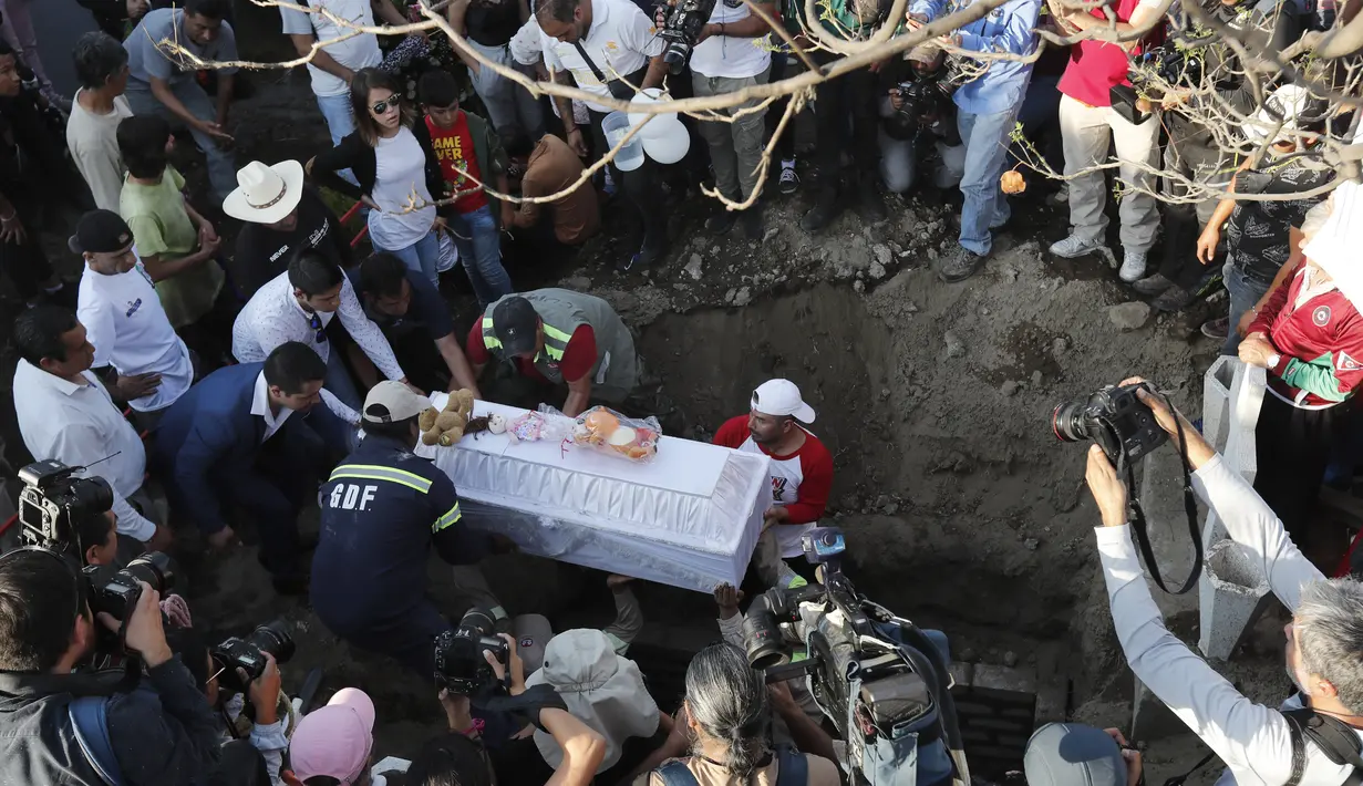 Anggota keluarga menguburkan korban pembunuhan Fatima berusia 7 tahun di Mexico City (18/2/2020). Jasad Fatima ditemukan terbungkus tas dan ditinggalkan di daerah pedesaan pada hari Sabtu. Lima orang telah diperiksa dan rekaman video penculikannya telah diamankan. (AP Photo/Marco Ugarte)