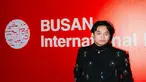 Ini dia potret gagah Yusuf Mahardika saat hadiri ajang bergengsi di dunia film BIFF. Gaya rambut "Madun" sengaja dibelah tengah. Tak sedikit netizen memuji penampilannya bak oppa Korea. Begitu pula setelan jas hitam yang dipakai pria 25 tahun ini. (Liputan6.com/IG/@mahardikayusuf)