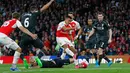 Penyerang Arsenal, Alexis Sanchez berusaha menendang bola ke arah gawang Liverpool dalam pertandingan Liga Primer Inggris di Stadion Emirates, Inggris, (24/8/2015). Kedua tim bermain imbang dengan skor 0-0. (Reuters/Eddie Keogh)