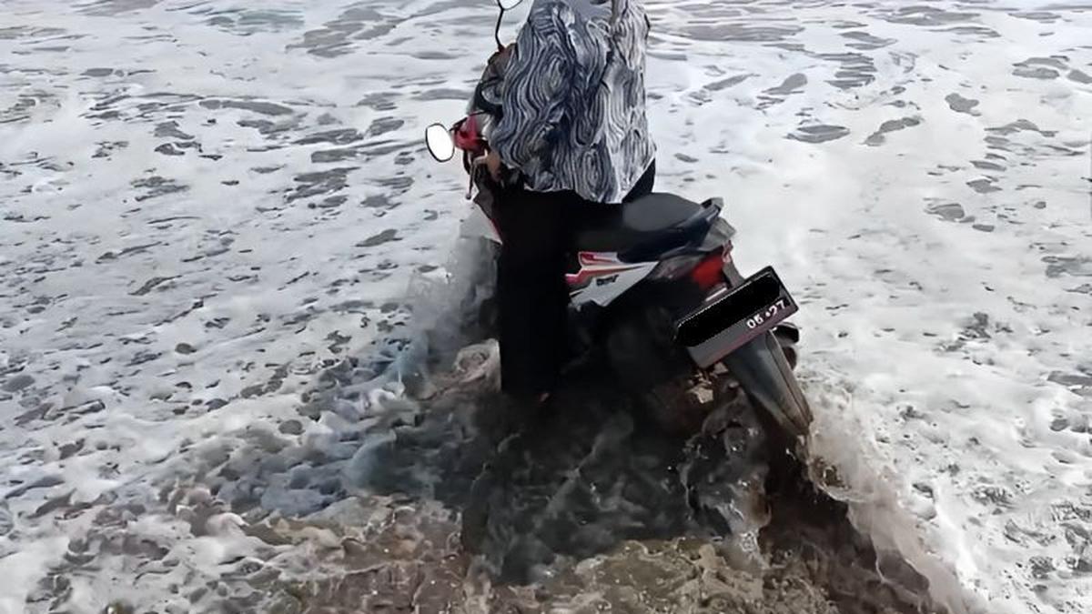 Niatnya Bikin Konten di Pantai, Motor Wanita Ini Malah Tersapu Ombak