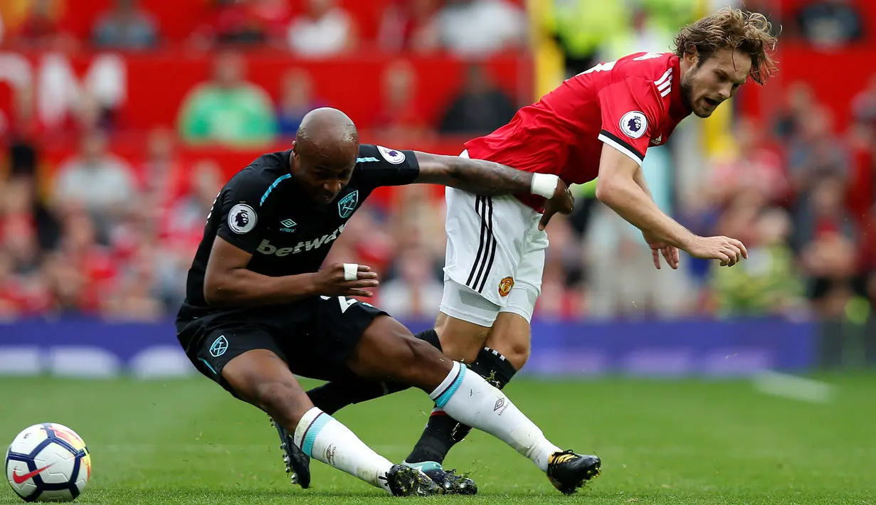 Bek Manchester United, Daley Blind, merebut bola dari striker West Ham, Andre Ayew, pada laga Premier League di Stadion Old Trafford, Manchester, Minggu (13/8/2017). Manchester United menang 4-0 atas West Ham. (Reuters/Andrew Yates)
