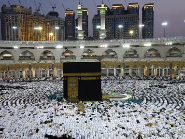 Ribuan umat muslim dari penjuru dunia melaksanakan salat di Masjidil Haram, Makkah, Arab Saudi pada Minggu (26/5/2019). Ramadan adalah bulan istimewa bagi umat Islam, banyak orang berlomba–lomba melakukan amalan ibadah sebanyak–sebanyaknya salah satunya  umrah. (REUTERS/Waleed Ali)