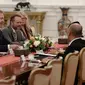 Menlu Norwegia Borge Brende melakukan pertemuan dengan Presiden Jokowi beserta sejumlah menteri di Istana Merdeka, Jakarta, Selasa (31/5/2016). Dalam pertemuan tersebut, keduanya membahas tentang ekonomi dan perikanan. (Liputan6.com/Faizal Fanani)