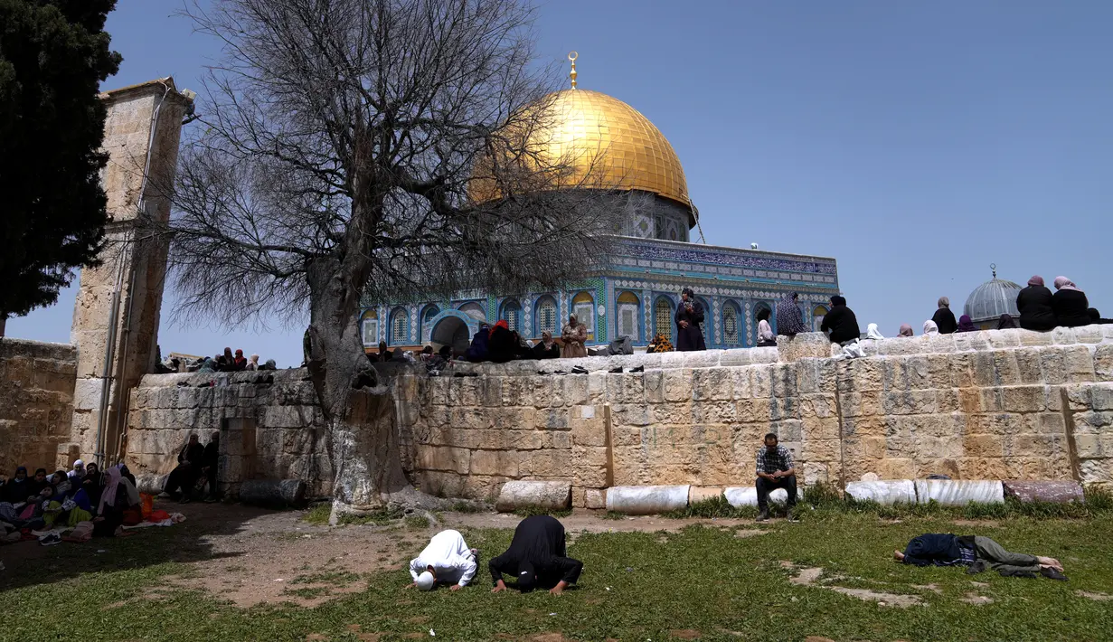 <p>Polisi Israel mencegah pria di bawah usia 55 tahun memasuki Yerusalem dan mencapai Kompleks Masjid Al Aqsa. (AP Photo/Mahmoud Illean)</p>