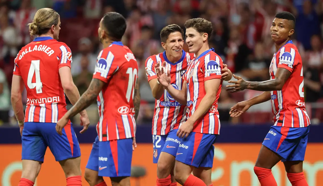 Penyerang Atletico Madrid, Julian Alvarez (kedua kanan) merayakan golnya pada pertandingan Liga Spanyol 2024/2025 melawan Valencia CF di stadion Metropolitano, Madrid pada 15 September 2024. (Pierre-Philippe MARCOU/AFP)