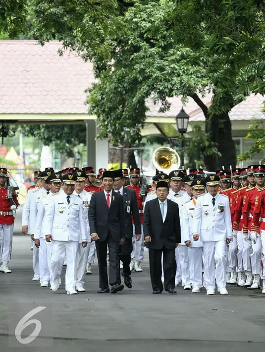 Presiden Joko Widodo didampingi wakil presiden Jusuf Kalla beserta 7 gubernur beserta wakil gubernur di Istana Merdeka, Jakarta, (12/2).  Pelantikan tersebut berdasarkan Keputusan Presiden Nomor 13P Tahun 2016. (Liputan6.com/Faizal Fanani)