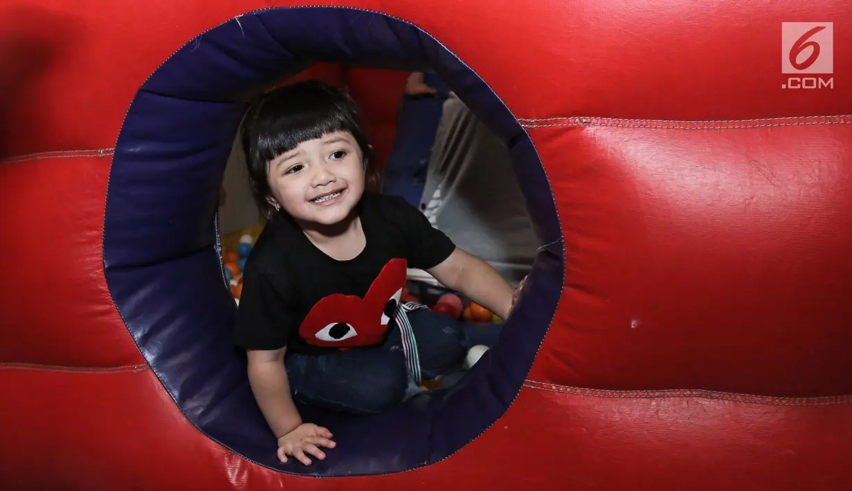 Putri Anang Hermansyah dan Ashanty, Arsy saat bermain di kawasan Tebet, Jakarta, Minggu (27/08). (Liputan6.com/Herman Zakharia)