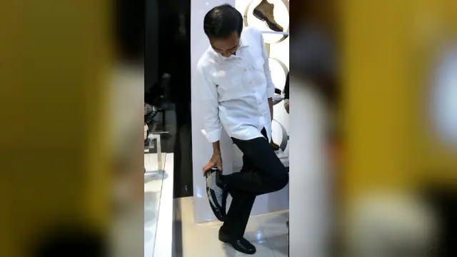 Presiden Jokowi mencoba sepatu di sebuah mal di Pontianak.