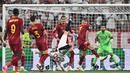 Pemain Sevilla, Lucas Ocampos (tengah), gagal memanfaatkan peluang di depan gawang AS Roma dalam partai final Liga Europa 2022/2023 yang berlangsung di Puskas Arena, Budapest, Kamis (1/6/2023) dini hari WIB. (AFP/Joe Klamar)