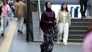 Ia juga mendirikan sekolah untuk anak perempuan di tanah kelahirannya, Jepara, Jawa Tengah. Tampak dalam foto, salah satu perempuan mengenakan kebaya saat melintas di sekitar kawasan Bundaran Hotel Indonesia, Jakarta, Selasa (21/4/2026). (Kapanlagi.com/Budy Santoso)
