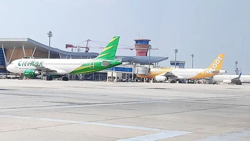 Sejumlah pesawat mendarat di Bandara Pekanbaru setelah kabut asap menipis dan membuat jarak pandang aman.