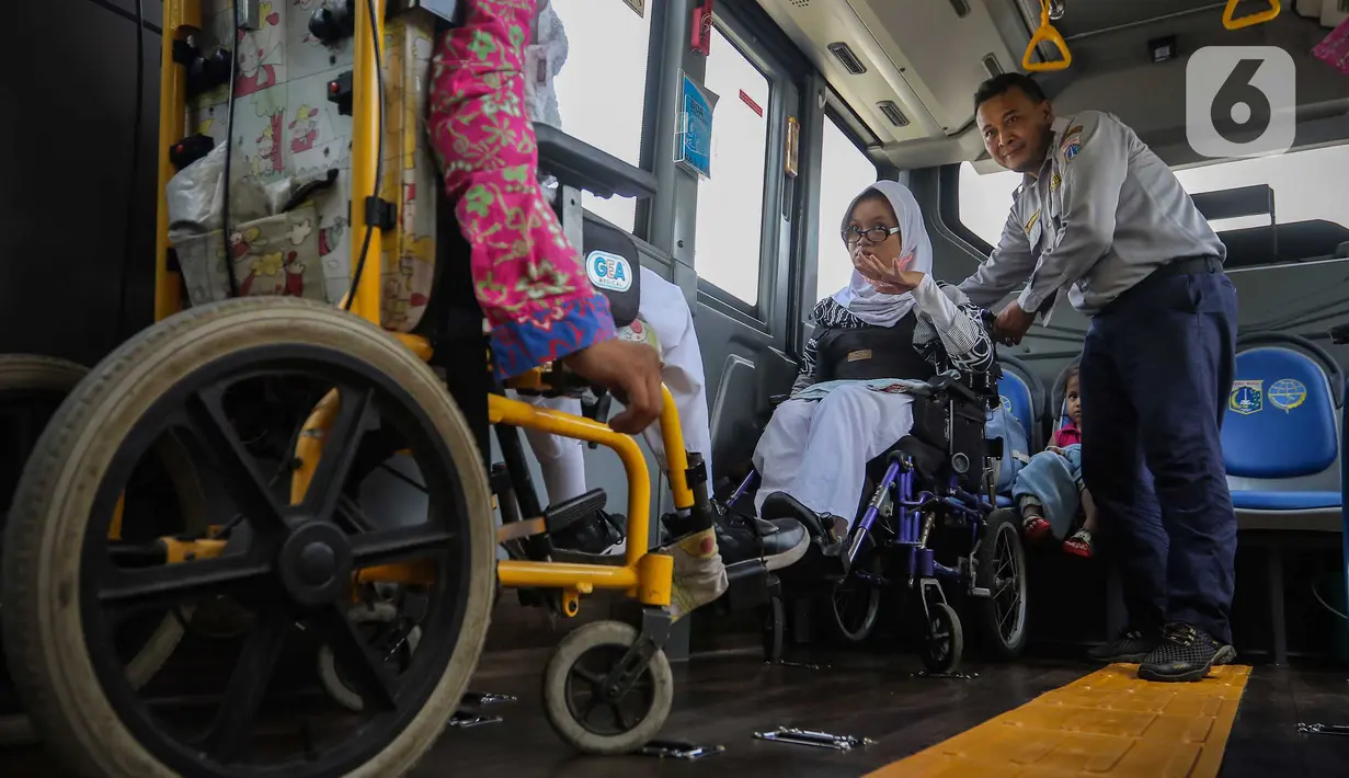 Satu unit armada ini mampu menampung tujuh siswa pengguna kursi roda dan 10 tempat duduk di bagian depan, kiri dan kanan berhadap-hadapan, dan bagian belakang. (Liputan6.com/Angga Yuniar)