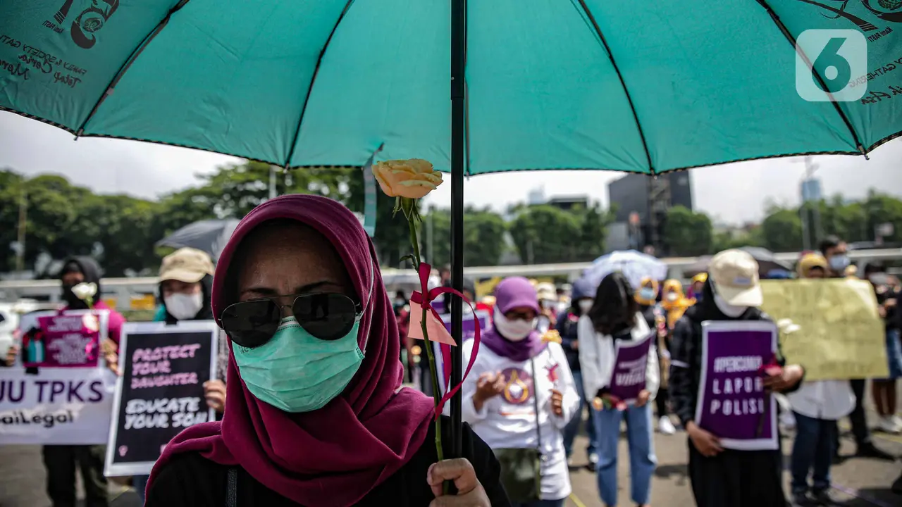 Aksi Puluhan Perempuan Geruduk Gedung DPR