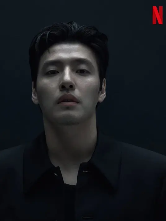 Kang Ha-neul sebagai Dae-ho Pemain 388 menjadi pemain baru di season kali ini. Ia tampil gagah dengan kemeja hitam dipadukan inner t shirt warna senada. [@netflixkr]