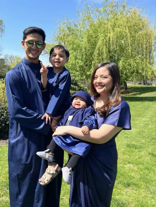 Tasya Kamila kali ini merayakan bersama keluarganya di Amerika. Mereka berempat pun kompak mengenakan busana warna navy. Credit: Instagram (@tasyakamila)