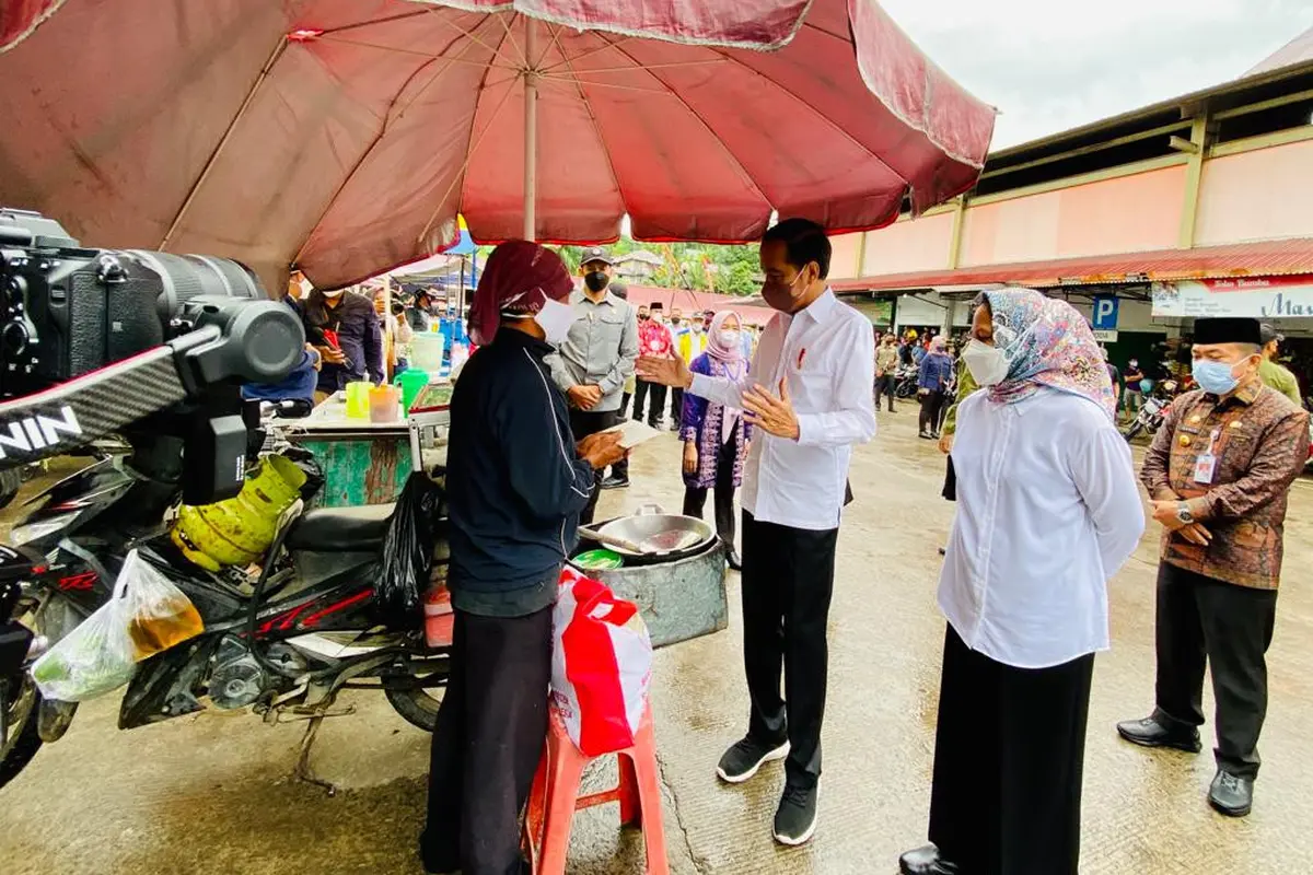 Cair, Belasan Ribu Kepala Keluarga di Probolinggo Terima BLT Minyak Goreng
