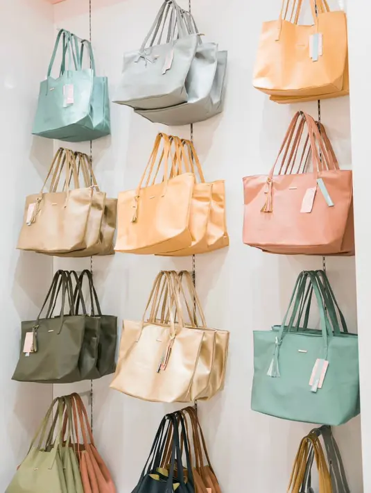 Di store ke-8 nya ini merché melakukan kolaborasi dengan Warna Modern Indonesia (WMI). Perusahaan yang bergerak di bidang offline business yang bertujan untuk membangun sebuah lokal ekosistem yang dapat membantu para pemilik label untuk berkolaborasi dan membangun relasi satu dengan yang lainnya. Credit: Merché