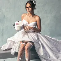 Valerie Thomas membagikan beberapa potret dirinya tampil seperti pengantin. Ia pun melakukan pemotretan bersama Photografer Vony Wong dengan property white cake.&nbsp;[@valerieethomas]