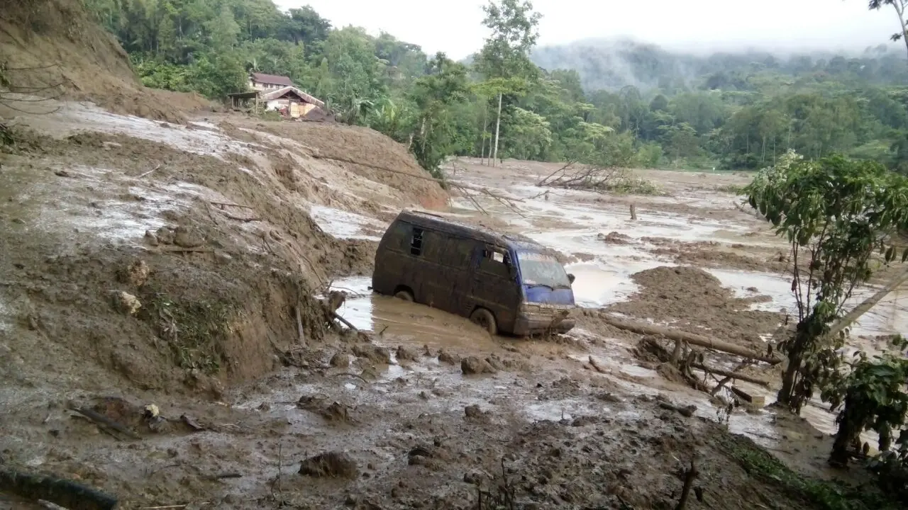 Bendera Putih Tersebar di Lokasi Longsor Tana Toraja