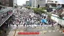 Massa demonstran dari gabungan elemen Islam menggelar aksi damai mengecam Presiden Prancis Emmanuel Macron di kawasan Sarinah, Jakarta, Senin (2/11/2020). Mereka datang dengan berbagai atribut mengecam pernyataan presiden Emmanuel Macron yang dianggap menghina Islam. (Liputan6.com/Faizal Fanani)