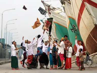 Umat Muslim merayakan Idul Fitri 1435 H di Pelabuhan Sunda Kelapa, Jakarta, Senin (28/7/14). (Liputan6.com/Miftahul Hayat)