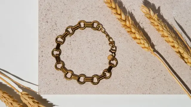 Ilustrasi Gelang Emas Rantai Kecil (Photo by halayalex on Freepik)