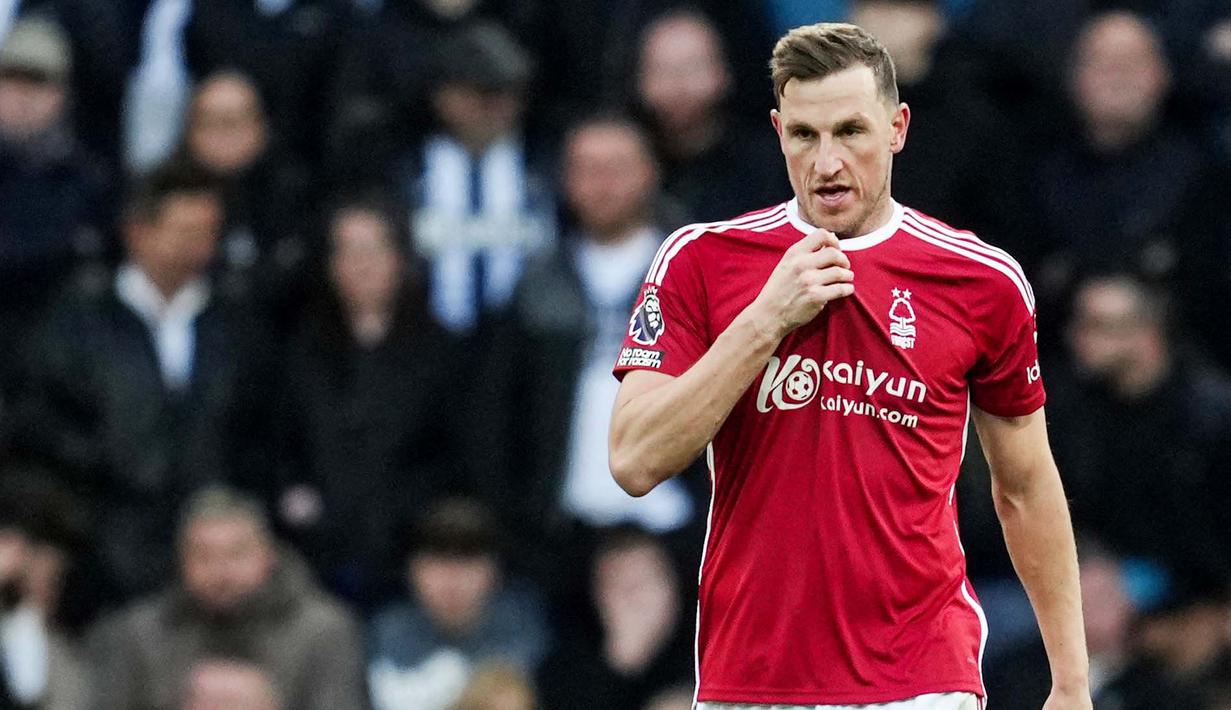 Pemain Nottingham Forest, Chris Wood, saat melawan Newcastle United dalam lanjutan Liga Inggris di St James Park, Selasa (26/12/2023). (AFP/Andu Buchanan)