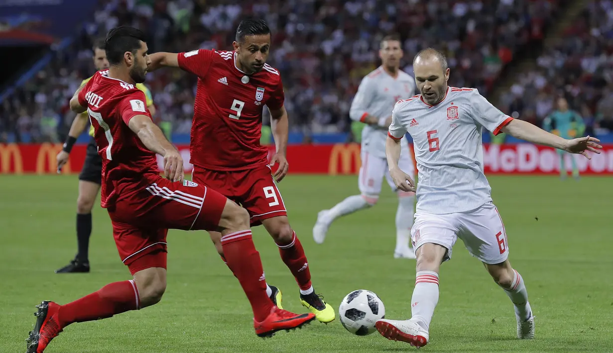 Gelandang Spanyol, Andres Iniesta, berusaha mengirim umpan saat melawan Iran pada laga grup B Piala Dunia di Kazan Arena, Kazan, Rabu (20/6/2018). Spanyol menang 1-0 atas Iran. (AP/Manu Fernandez)