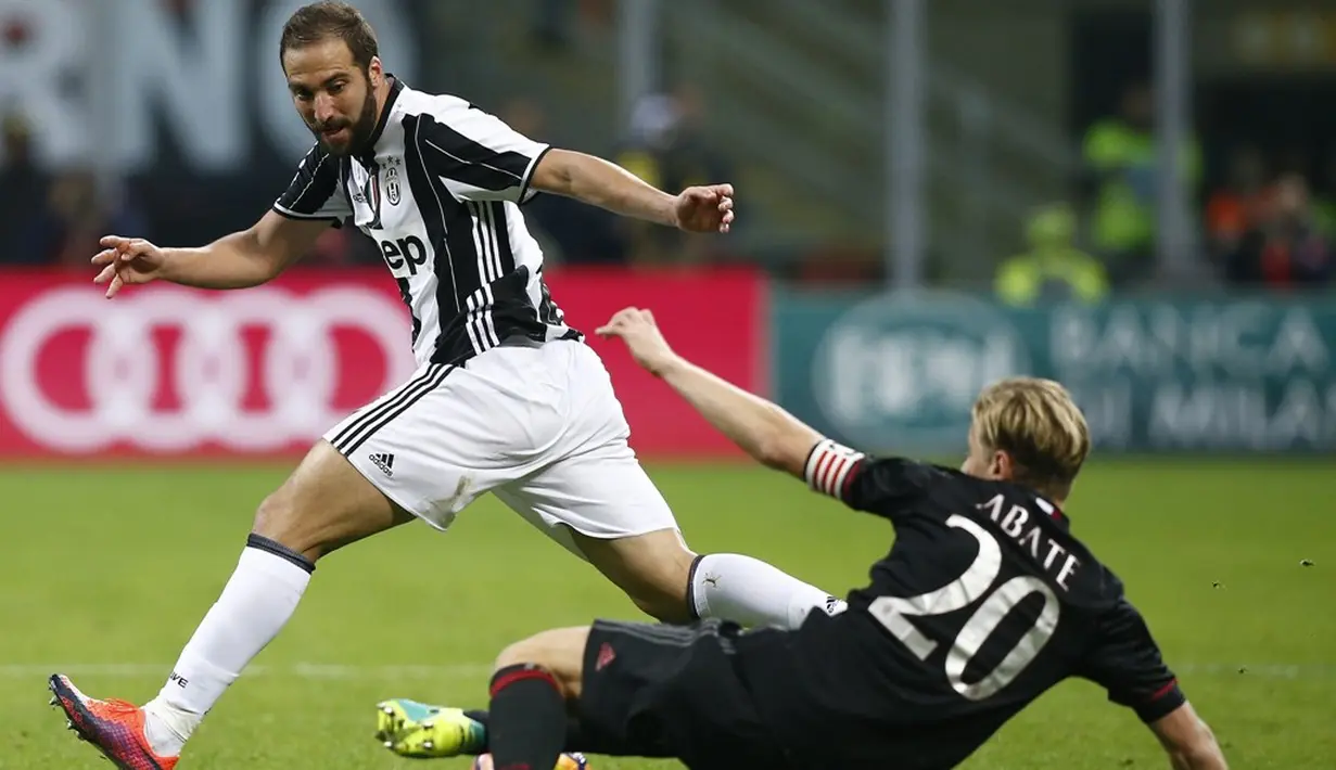 Pemain AC Milan, Ignazio Abate, berusaha menghentikan laju striker Juventus, Gonzalo Higuain, pada laga pekan ke-9 Serie A 2016-2017, di San Siro, Minggu (23/10/2016) dini hari WIB. Ma. (AFP/Marco Bertorello)