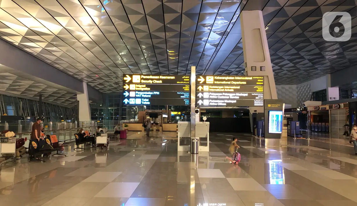 Suasana lengang di Terminal 3 Bandara Internasional Soekarno-Hatta, Tangerang, Kamis (30/4/2020). Dibatalkannya sebagian besar penerbangan akibat pembatasan moda transportasi guna mencegah penyebaran Covid-19 menyebabkan kondisi bandara lebih sepi dibanding biasa. (Liputan6.com/Immanuel Antonius)