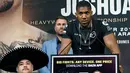 Petinju Anthony Joshua (kanan) memberi keterangan saat konferensi pers duel ulang dengan Andy Ruiz Jr (kiri), New York City, Amerika Serikat, Kamis (5/9/2019). Anthony Joshua yakin mampu membalas kekalahan dalam duel ulang dengan Andy Ruiz Jr. (Bryan R. Smith/AFP)