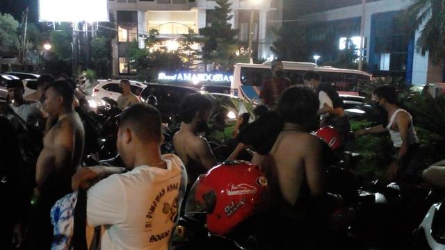 Polisi mengamankan 70 orang anggota geng motor saat konvoi di Kota Bogor, Jawa Barat, Kamis (28/4/2022) malam
